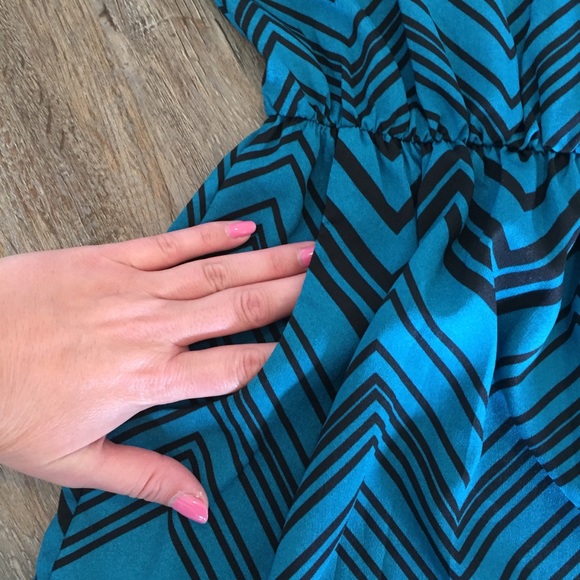 Entro Chevron Print Semi Open Back with Pockets - Picture 3 of 6